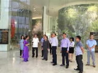 Đồng chí Hà Thị Khiết, nguyên Bí thư Trung ương Đảng,  nguyên Trưởng Ban Dân vận Trung ương thăm Bảo tàng tỉnh Quảng Ninh