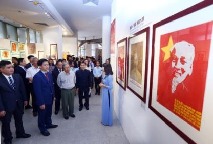 Xúc động với hàng trăm bức chân dung Chủ tịch Hồ Chí Minh qua tranh cổ động