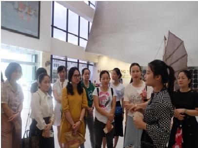  Đoàn Hướng dẫn viên của BQL vịnh Hạ Long trao đổi kinh nghiệm thuyết minh tại bảo tàng Quảng Ninh