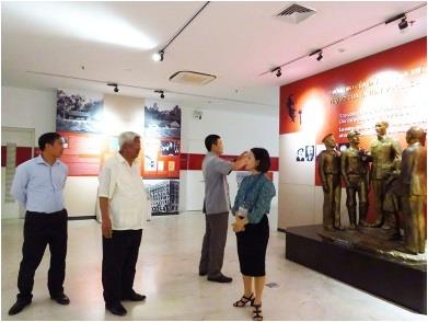Đồng chí Phạm Thế Duyệt tham quan Bảo tàng Quảng Ninh