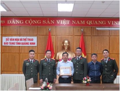 Giám đốc Bảo tàng Quảng Ninh nhận giấy khen của Công an tỉnh 