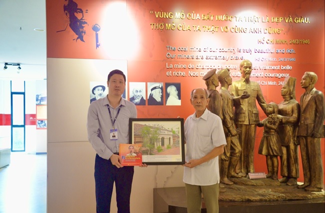 Bảo tàng Quảng Ninh tiếp nhận hiện vật hiến tặng